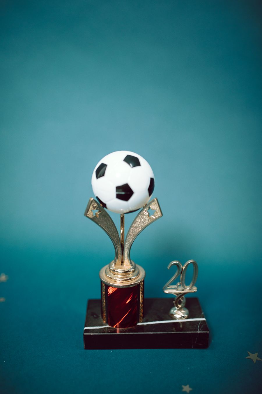 Piala juara turnamen di atas meja