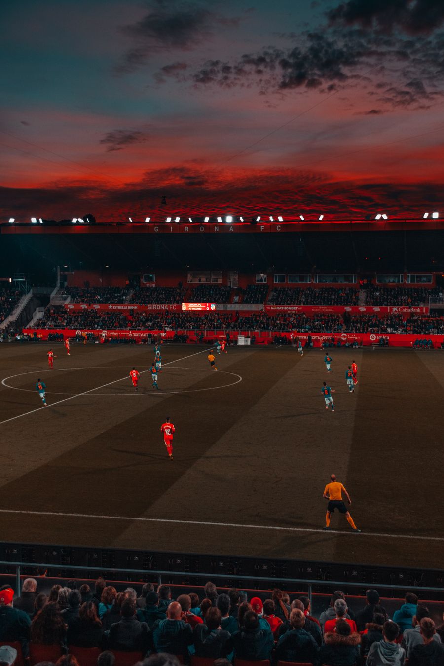 Stadion sepak bola yang penuh penonton menjelang pertandingan